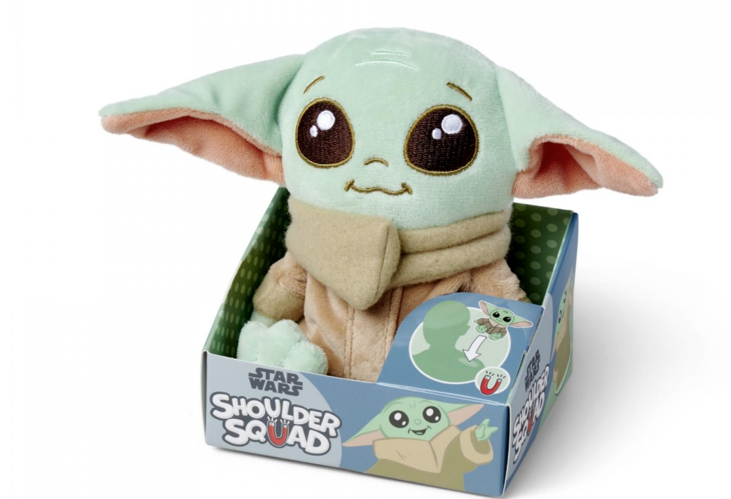 Ein Grogu-Plüschtier in einer Box mit der Aufschrift 'Star Wars: Shoulder Squad'.