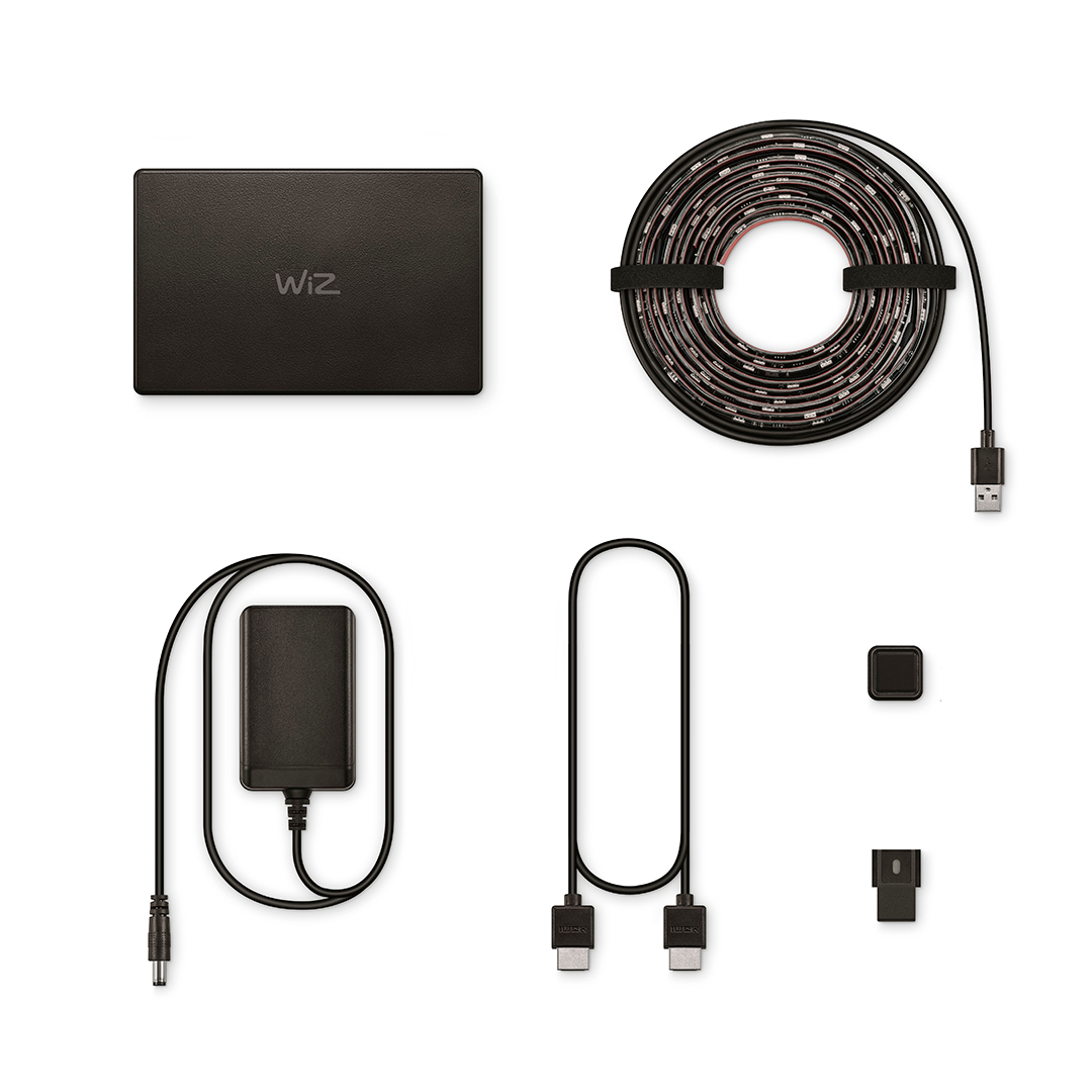 Sortiment von schwarzen WiZ Smart-LED-Streifen-Kit-Komponenten: Streifen, Controller, Netzteil und Kabel.