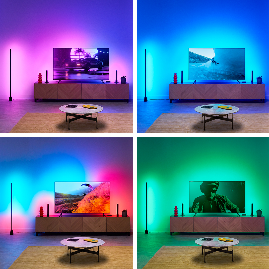 Vier Bilder eines Wohnzimmers mit unterschiedlicher Farbbeleuchtung. Jedes zeigt einen Fernseher, einen Tisch und ein Licht.