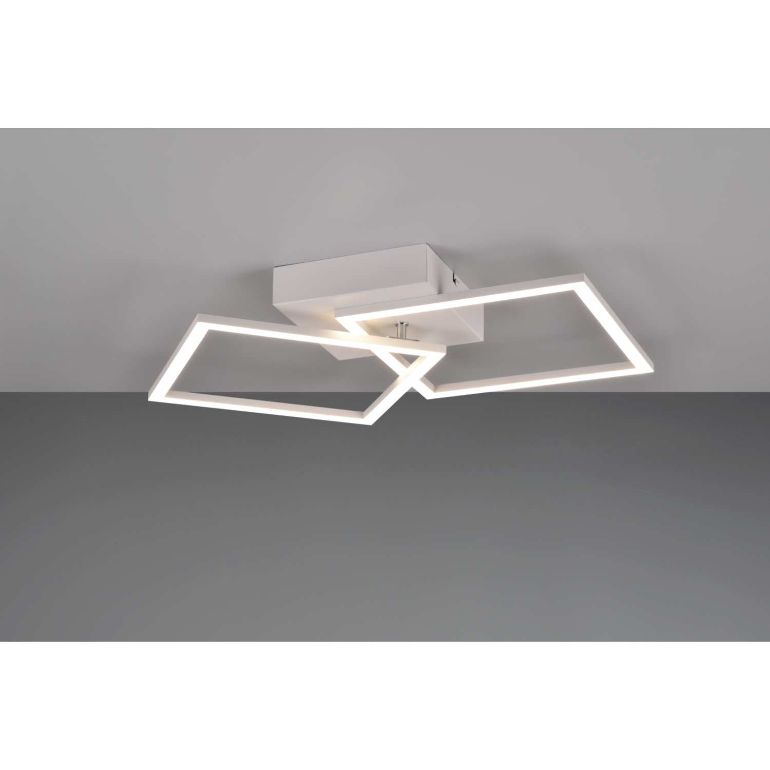 Lampada da soffitto moderna bianca con tre elementi luminosi geometrici.