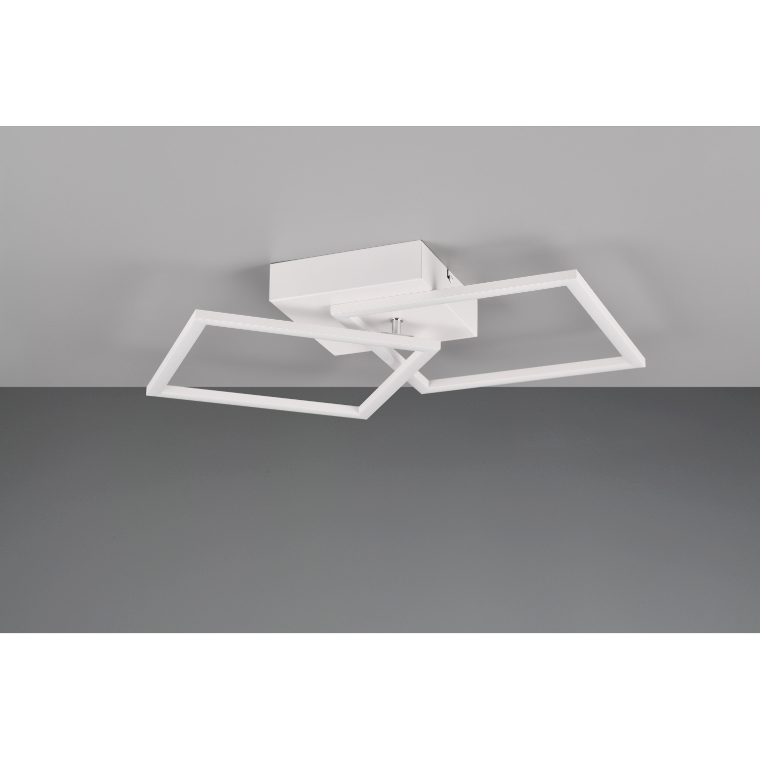 Lampada da soffitto moderna con tre pannelli luminosi quadrati angolati, su soffitto grigio.