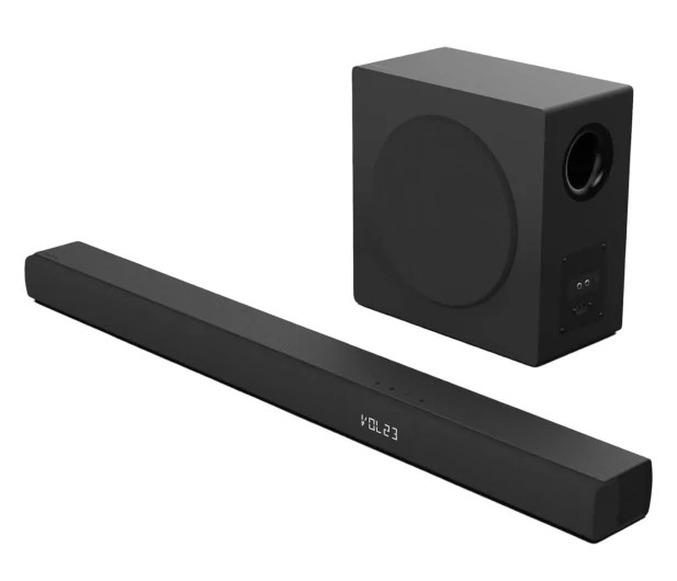 Czarny soundbar i subwoofer na białym tle. Soundbar wyświetla napis "VOL 23".