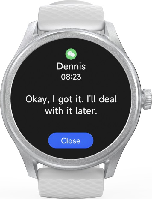 Eine silberne Smartwatch zeigt eine Nachricht von 'Dennis' um 8:23 Uhr an. Die Nachricht lautet: 'Okay, ich habe es. Ich kümmere mich später darum.' mit einer Schließen-Schaltfläche.