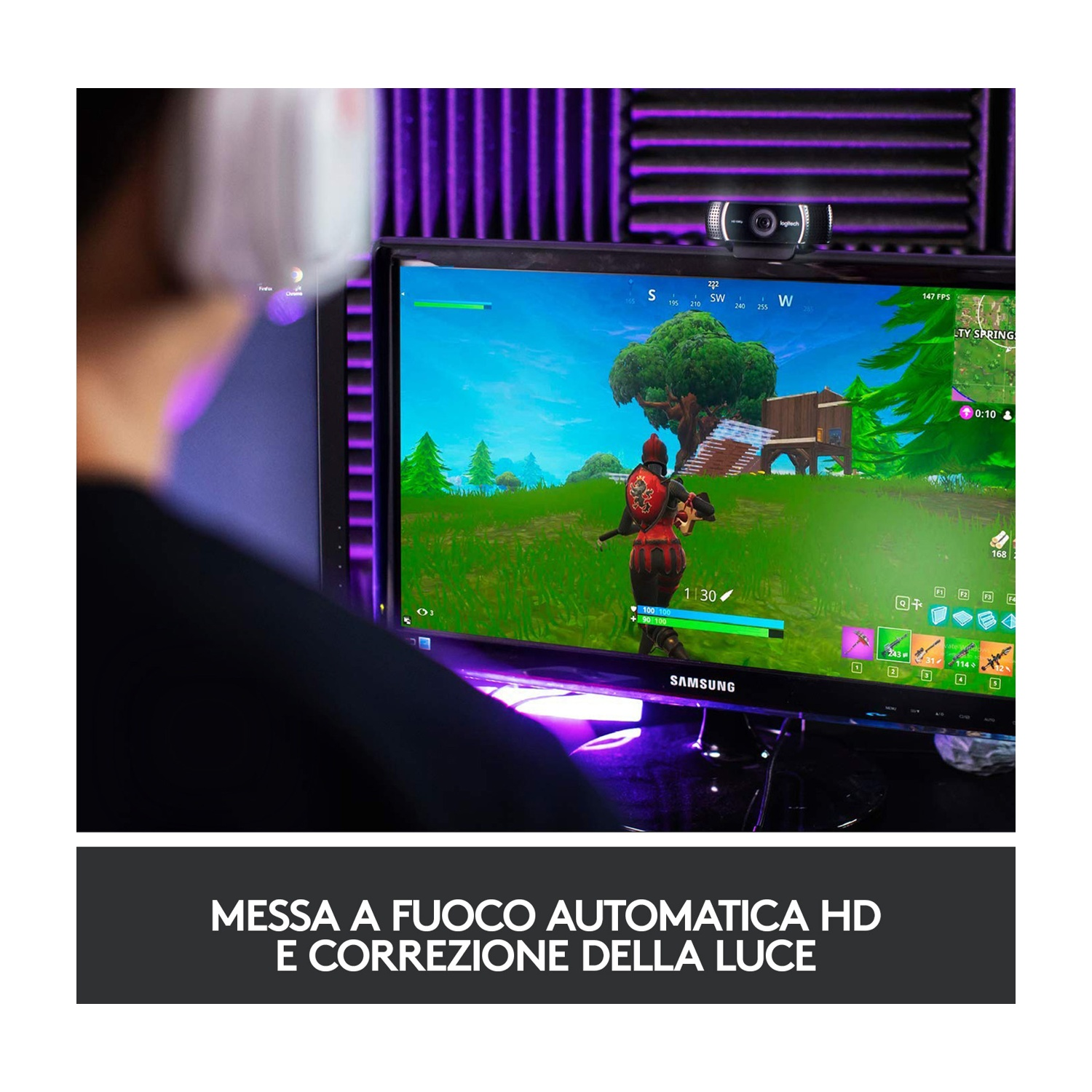 Persona che gioca, monitor con gioco e webcam sopra.