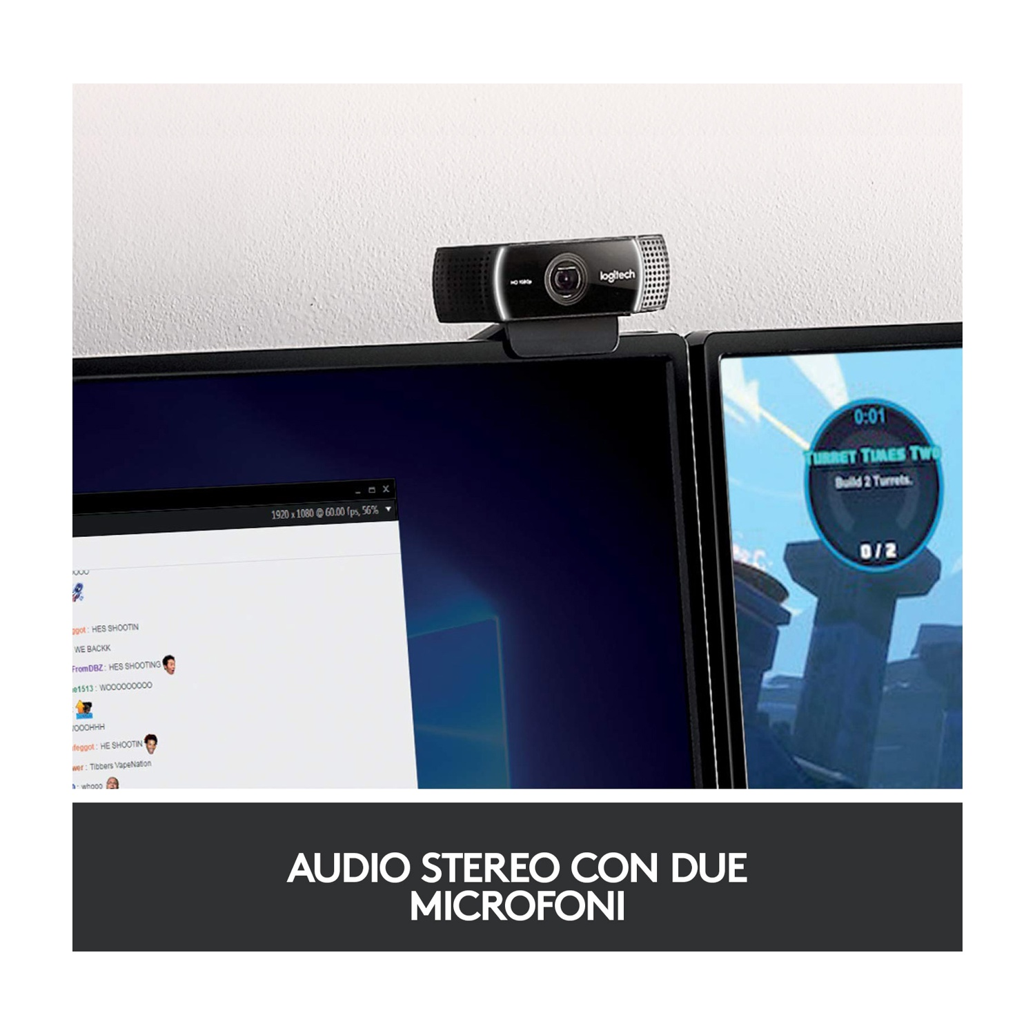 Una webcam nera si trova sopra due monitor di computer, che mostrano filmati di gioco. Testo: Audio stereo con due microfoni.