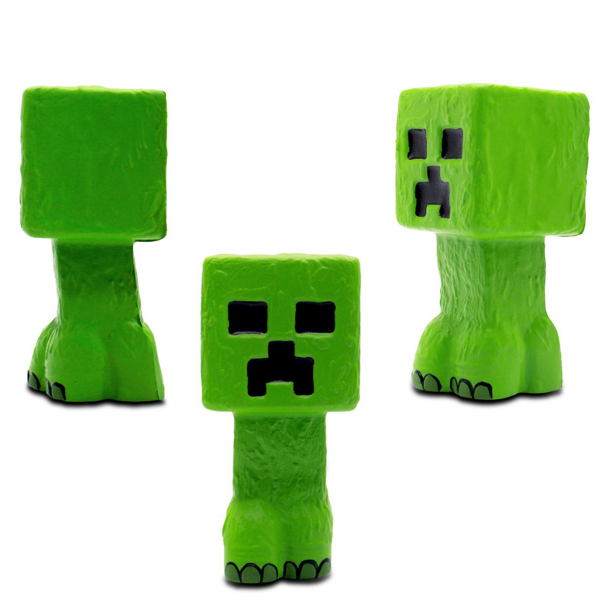 Drei grüne Minecraft Creeper-Figuren stehen auf einer weißen Oberfläche.