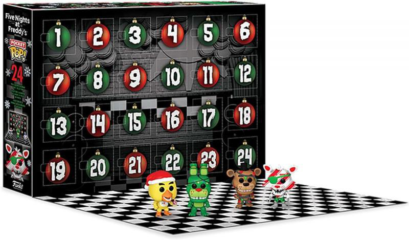 Ein Adventskalender mit 24 nummerierten Türen, vier kleine Figuren davor.