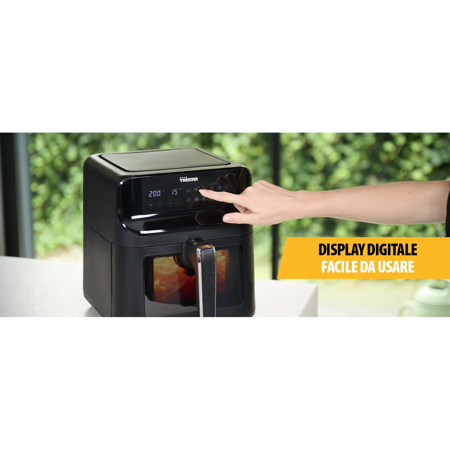 Friggitrice ad aria nera, mano della persona sul pannello di controllo. Testo giallo in italiano: “EASY DIGITAL DISPLAY”.