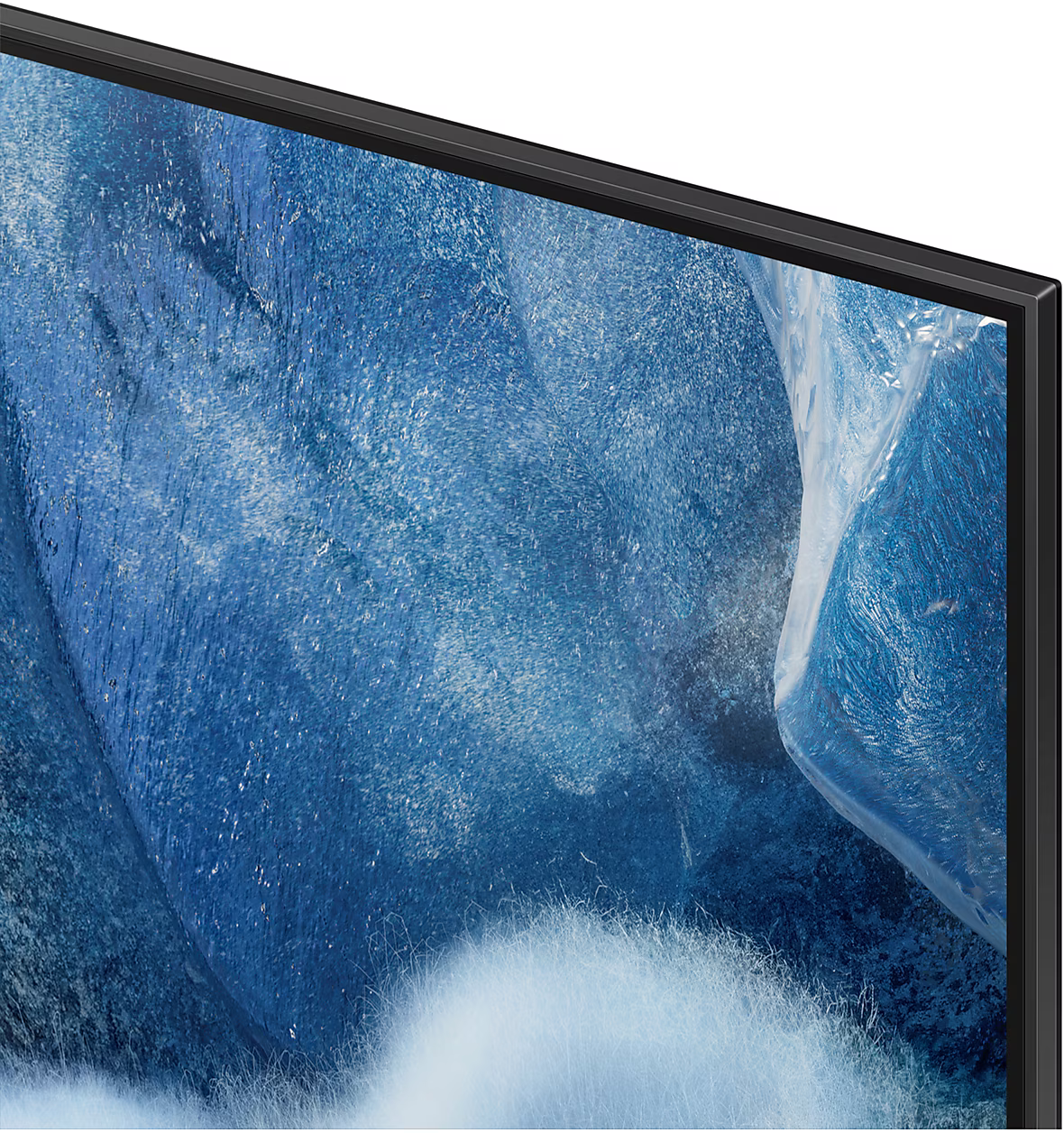 Közeli kép a TV képernyőjéről, kék, felhős absztrakt képpel, fekete kerettel.