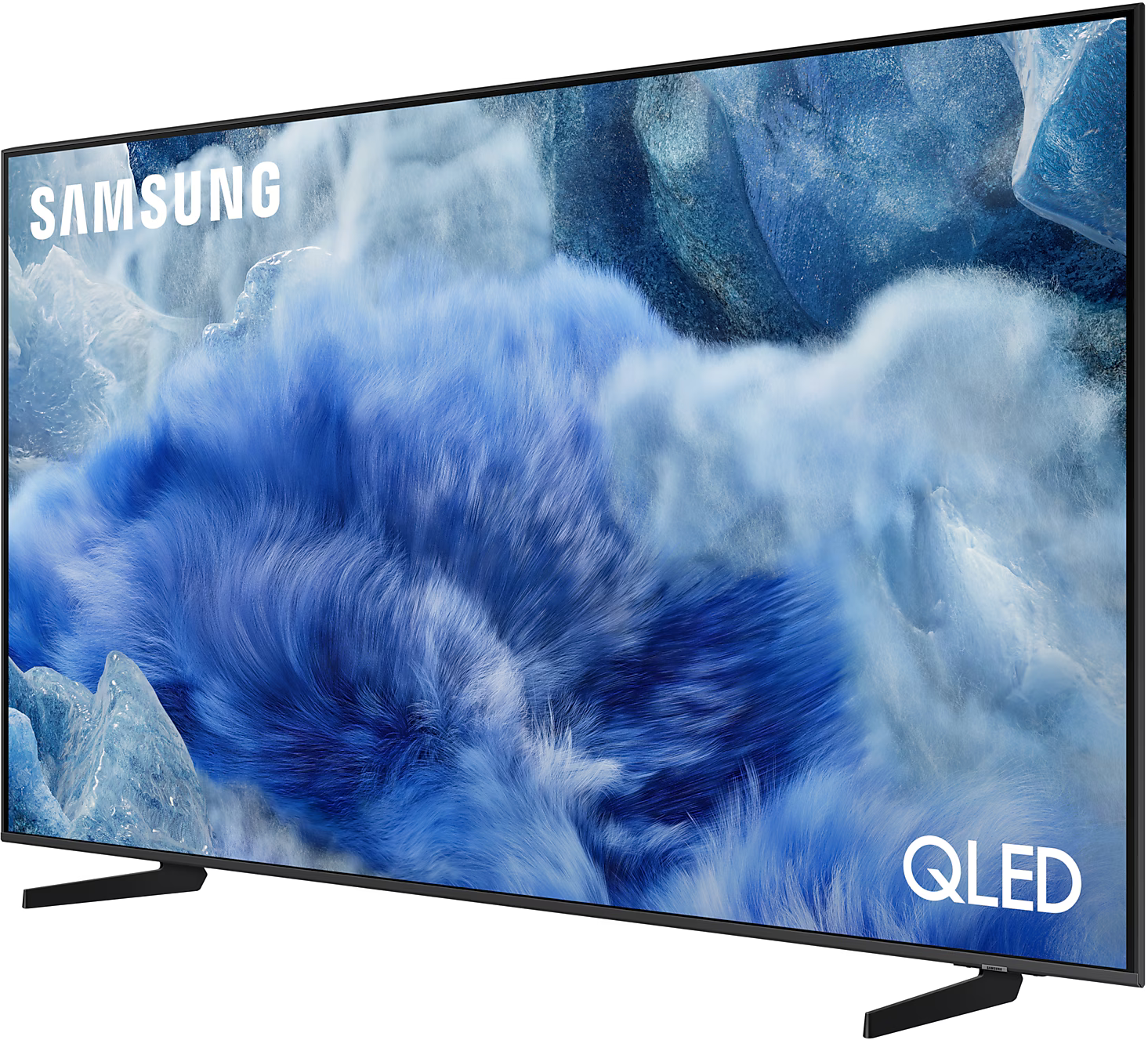 Egy Samsung TV kék, felhős képet jelenít meg. A 'QLED' szó látható. Fekete lábak tartják.