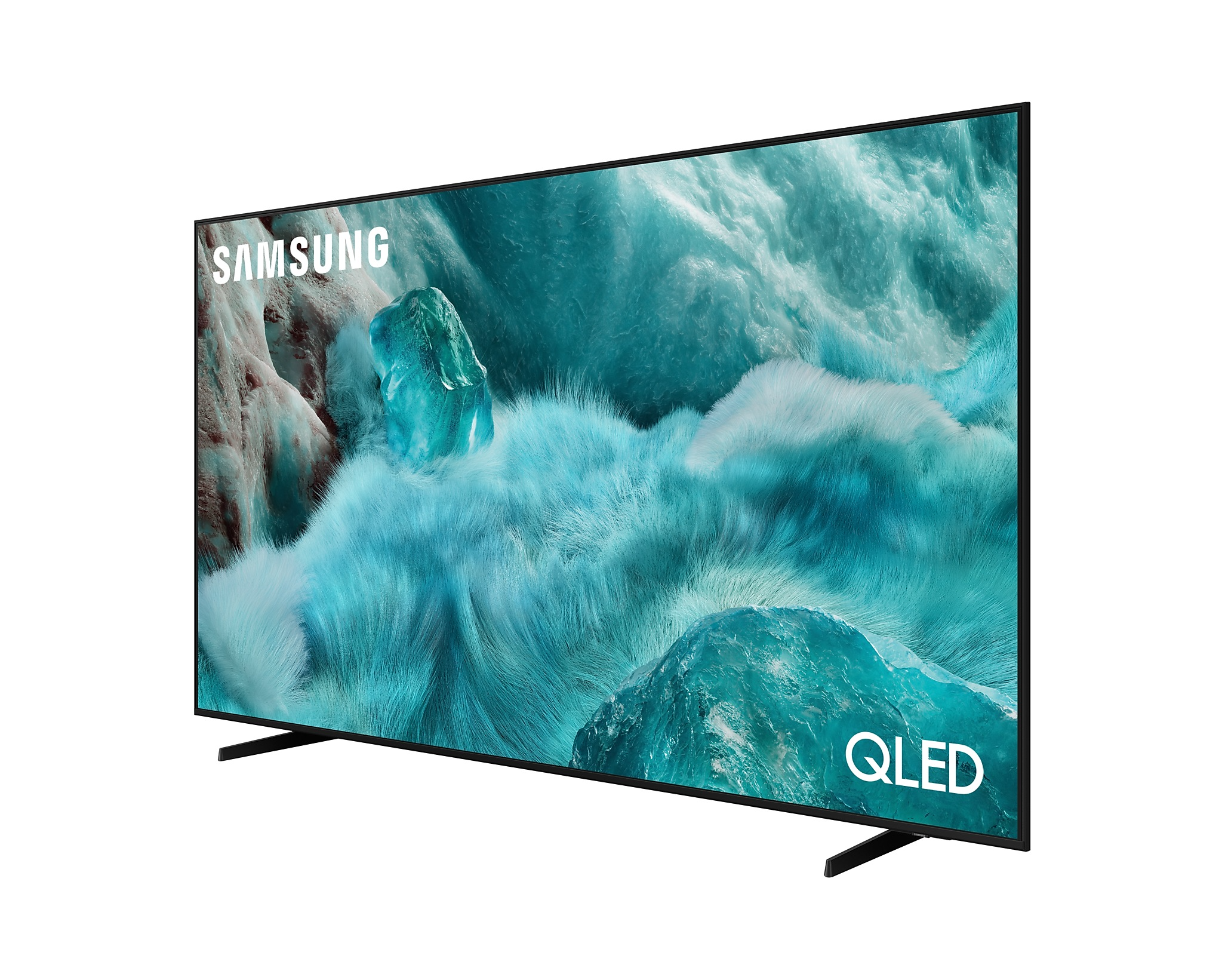Egy Samsung QLED TV fekete állványon. A képernyő kék és fehér felhős jelenetet jelenít meg.