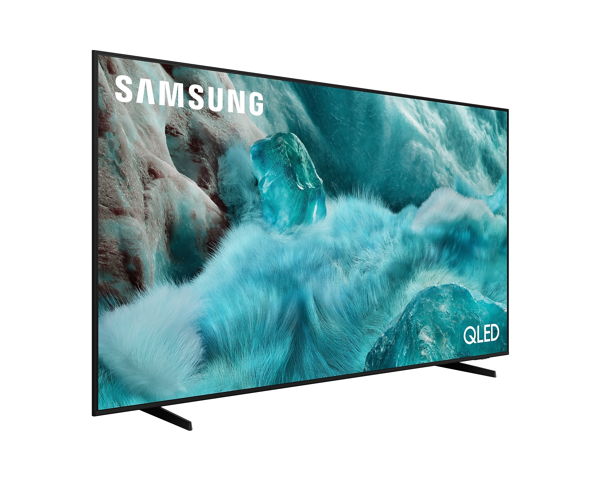 Egy Samsung TV fekete állványon. A képernyő kék és fehér felhős jelenetet jelenít meg.