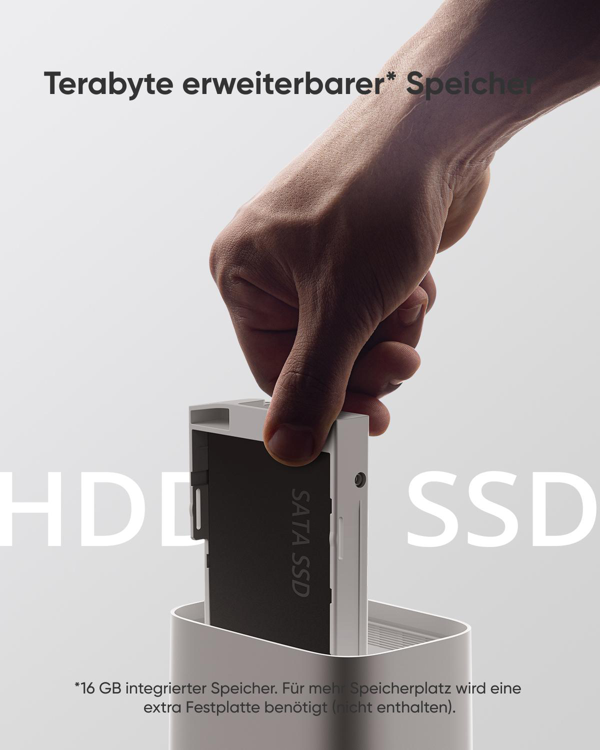 Hand, die eine schwarze Festplatte in ein weißes Gerät einsetzt. SATA SSD-Etikett sichtbar.