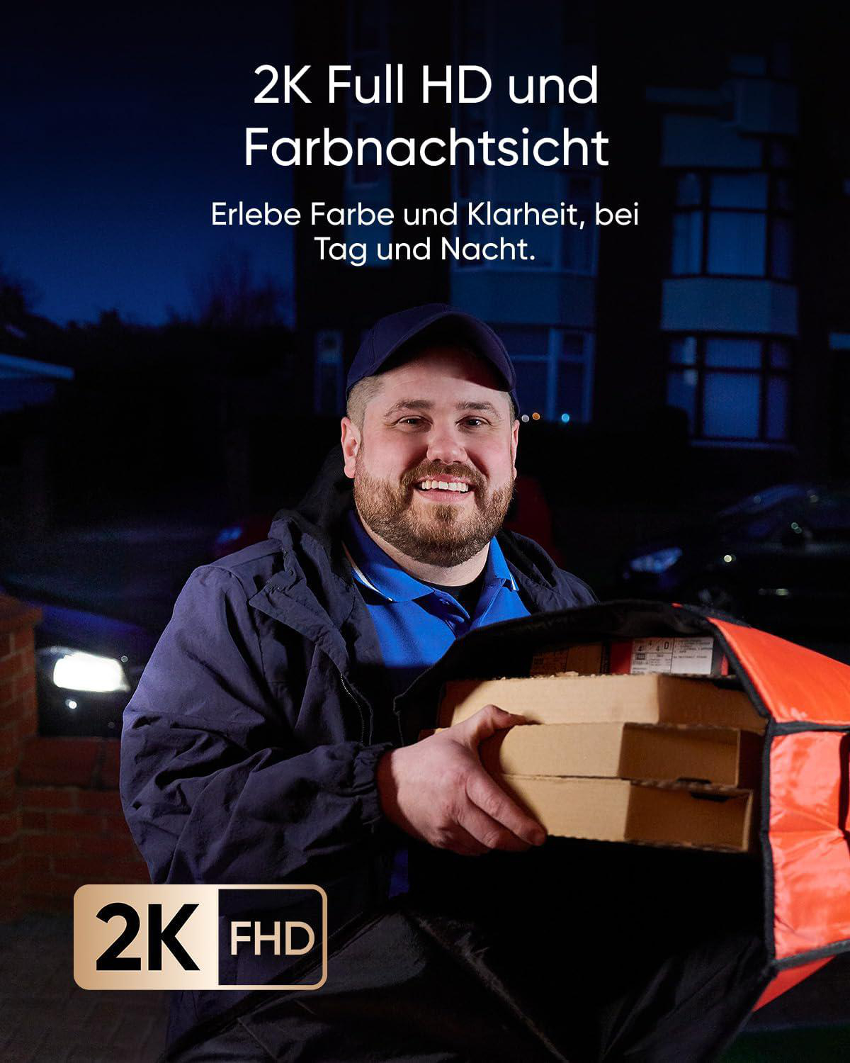 Ein lächelnder Zusteller hält Pizzakartons. Er trägt ein blaues Hemd und eine Kappe. Im Hintergrund ist ein Haus bei Nacht zu sehen.
