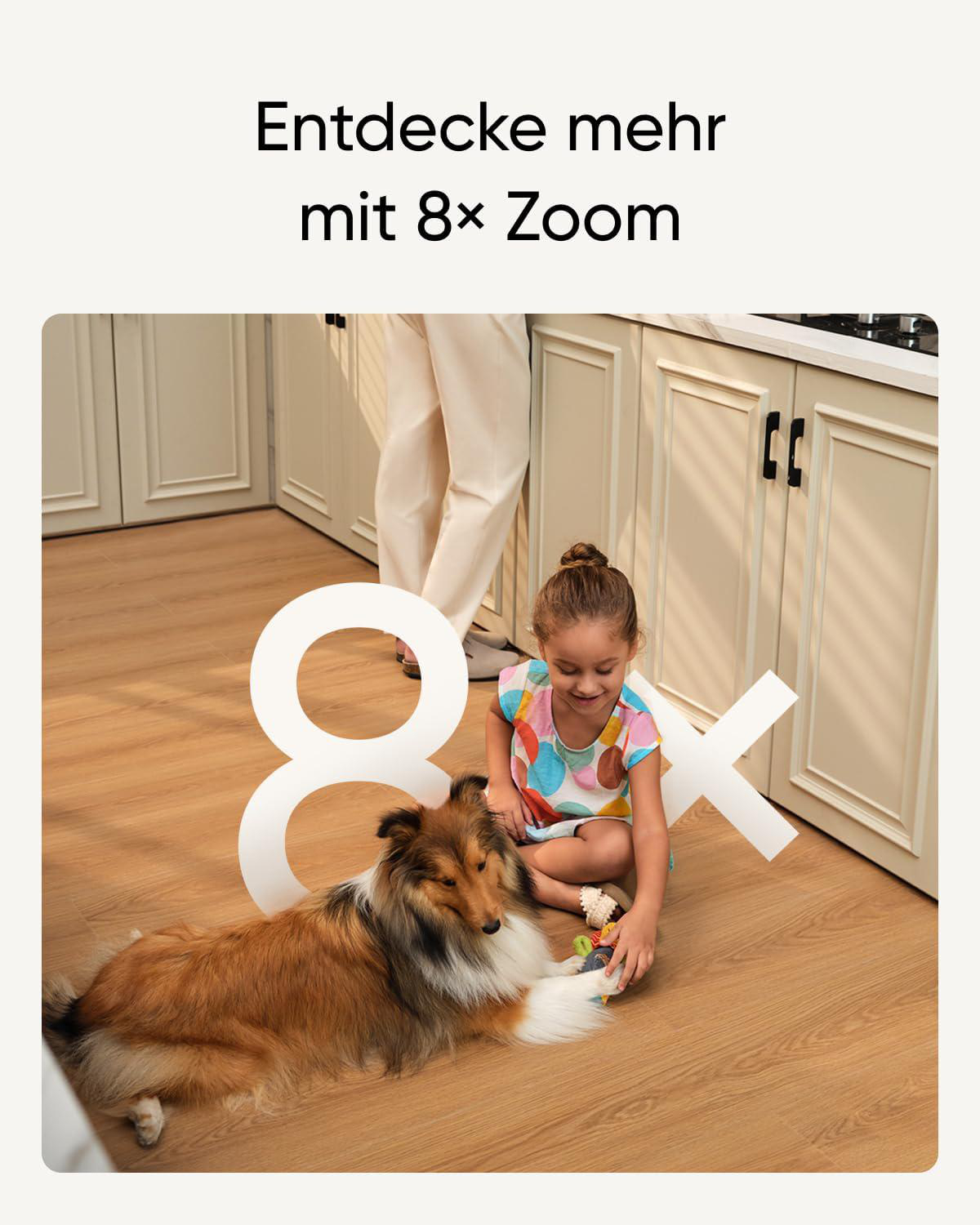 Ein Mädchen spielt mit einem Hund auf dem Boden.
