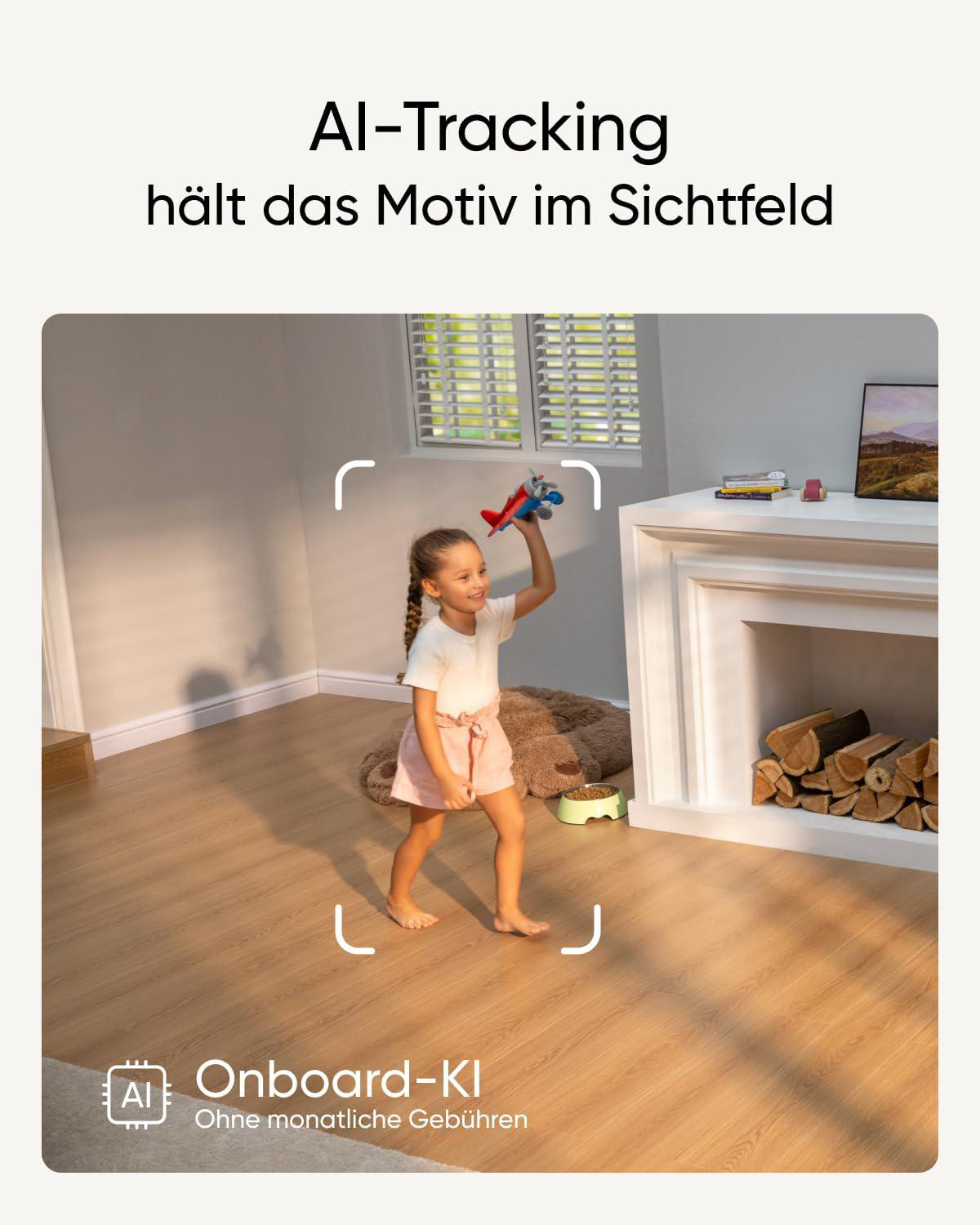 Ein Mädchen spielt mit einem Spielzeug in einem Raum, mit Text über KI-Tracking und Funktionen.