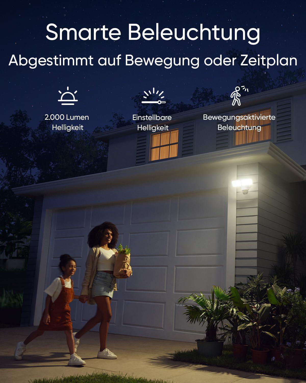 Smarte Außenbeleuchtung mit einer Familie, die vor einer Garage spaziert.