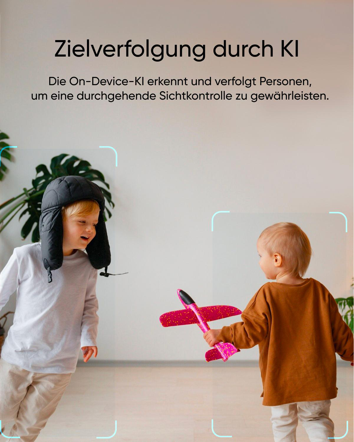 Zwei Kinder spielen mit Spielzeugflugzeugen, die von der KI der Kamera verfolgt werden.