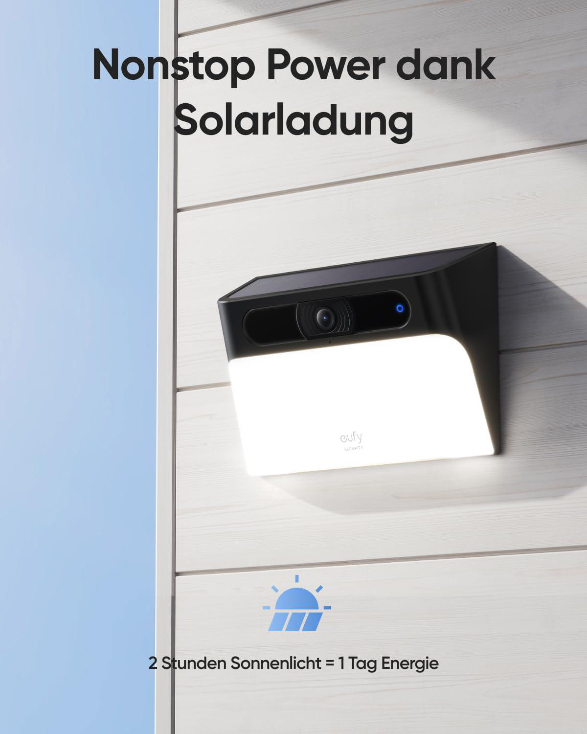 Solarbetriebenes Sicherheitslicht an einer Wand. Licht ist an, blauer Himmel im Hintergrund.