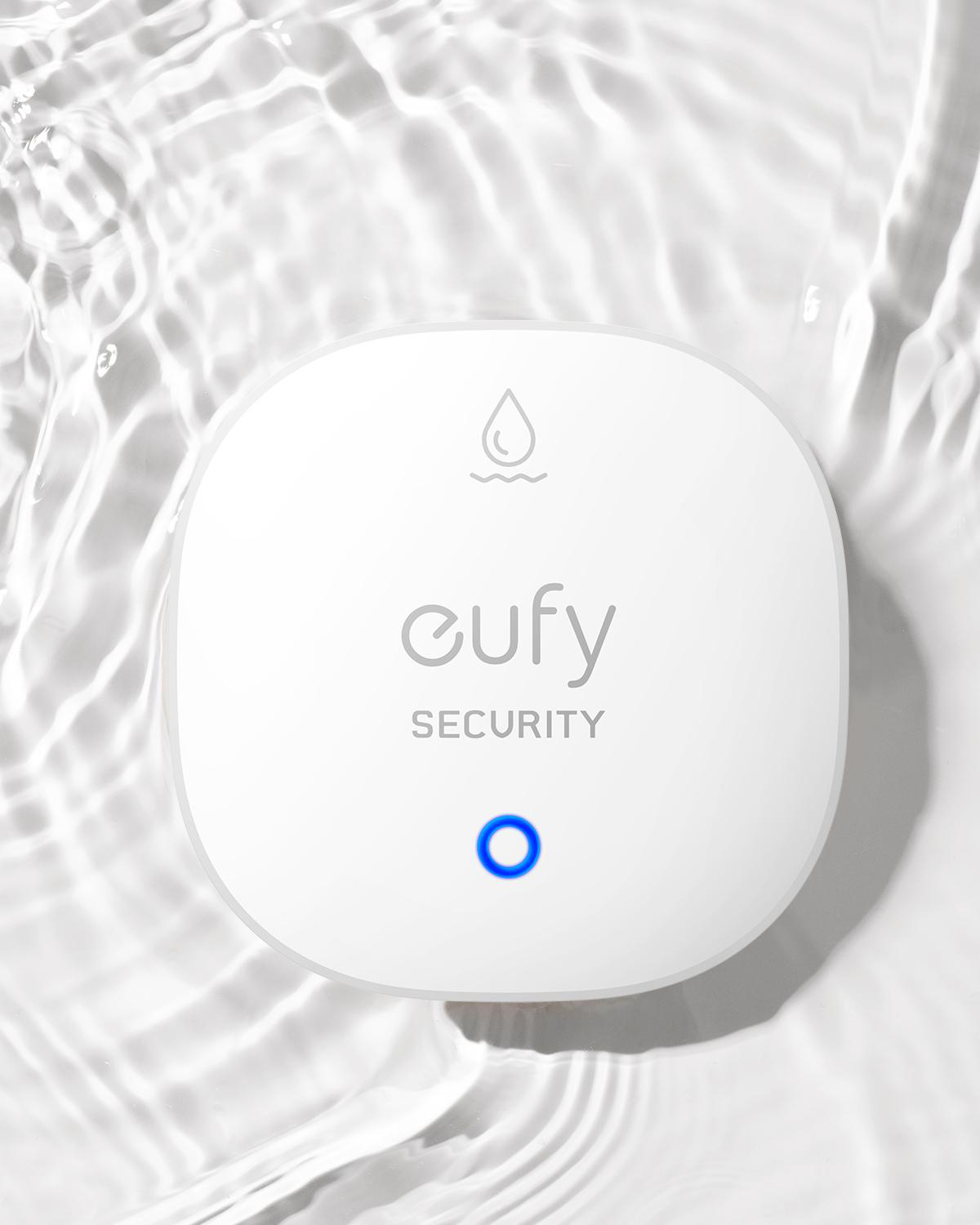 Weißer eufy Wassersensor in Wasser. Das Gerät ist weiß mit eufy-Logo und blauem Licht.