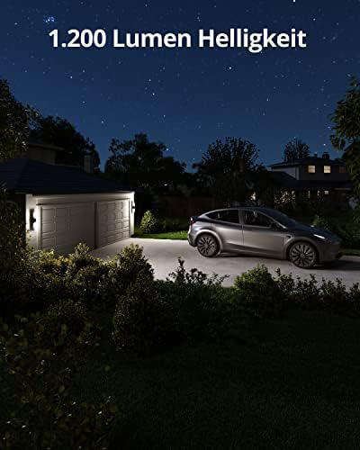 Nachtszenen. Ein Haus und ein Auto auf der Einfahrt. Der Himmel ist dunkel mit Sternen.