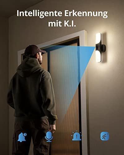 Ein Mann steht in der Nähe einer Tür, mit einem Licht auf der rechten Seite.