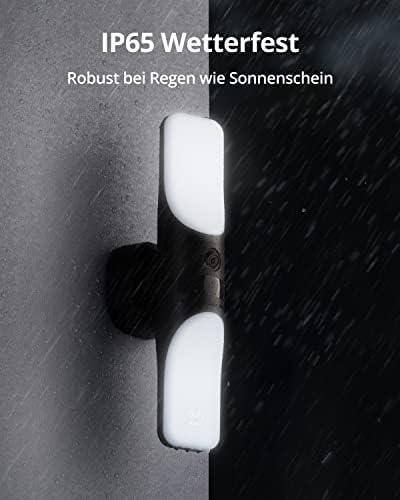 Eine Wandleuchte mit schwarz-weißem Design, auf die Regen fällt.