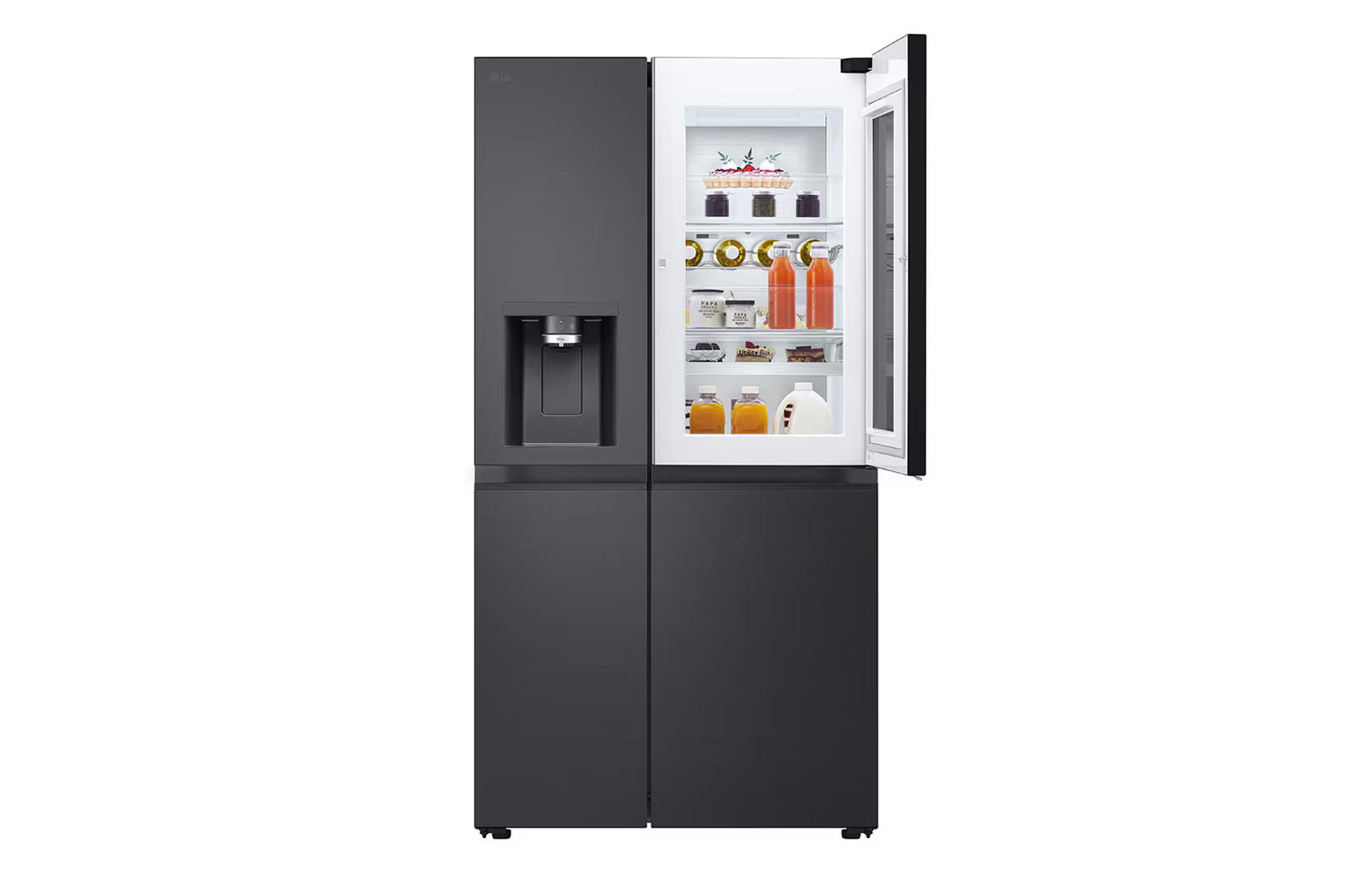 Ein schwarzer LG Side-by-Side-Kühlschrank mit geöffneter Tür, die Regale mit Lebensmitteln zeigt. Weißer Hintergrund.