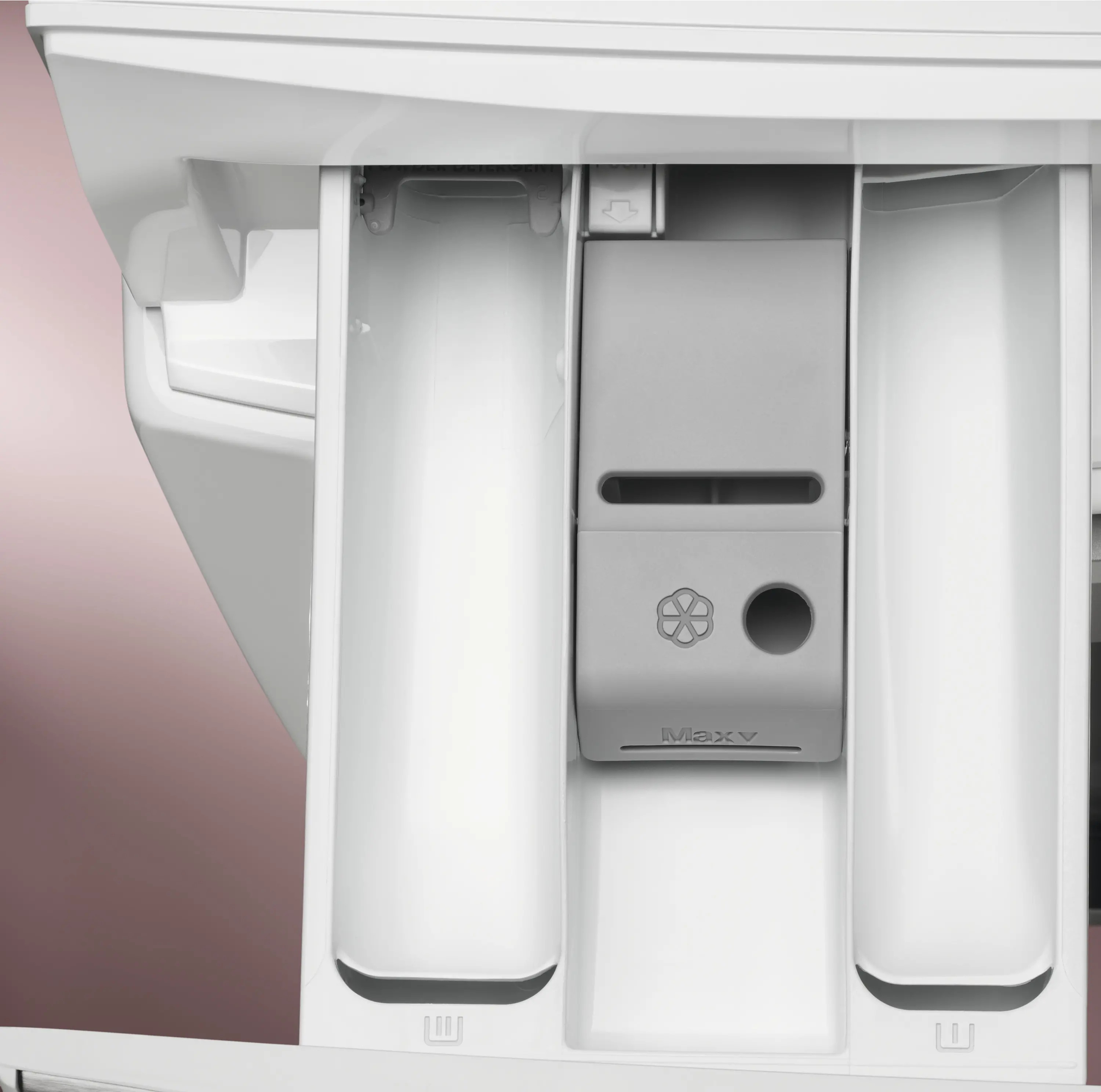 Zbliżenie szuflady na detergent w pralce z przegródkami na detergent i płyn do płukania.