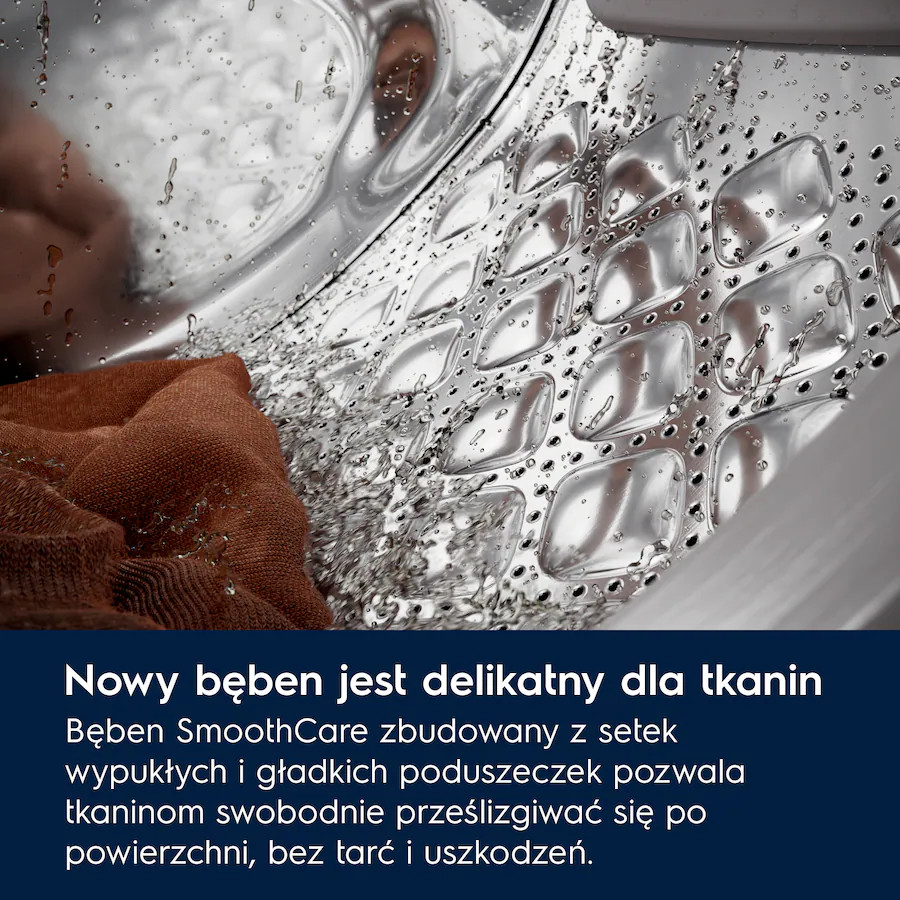 Zbliżenie bębna pralki z wodą i brązową szmatką.