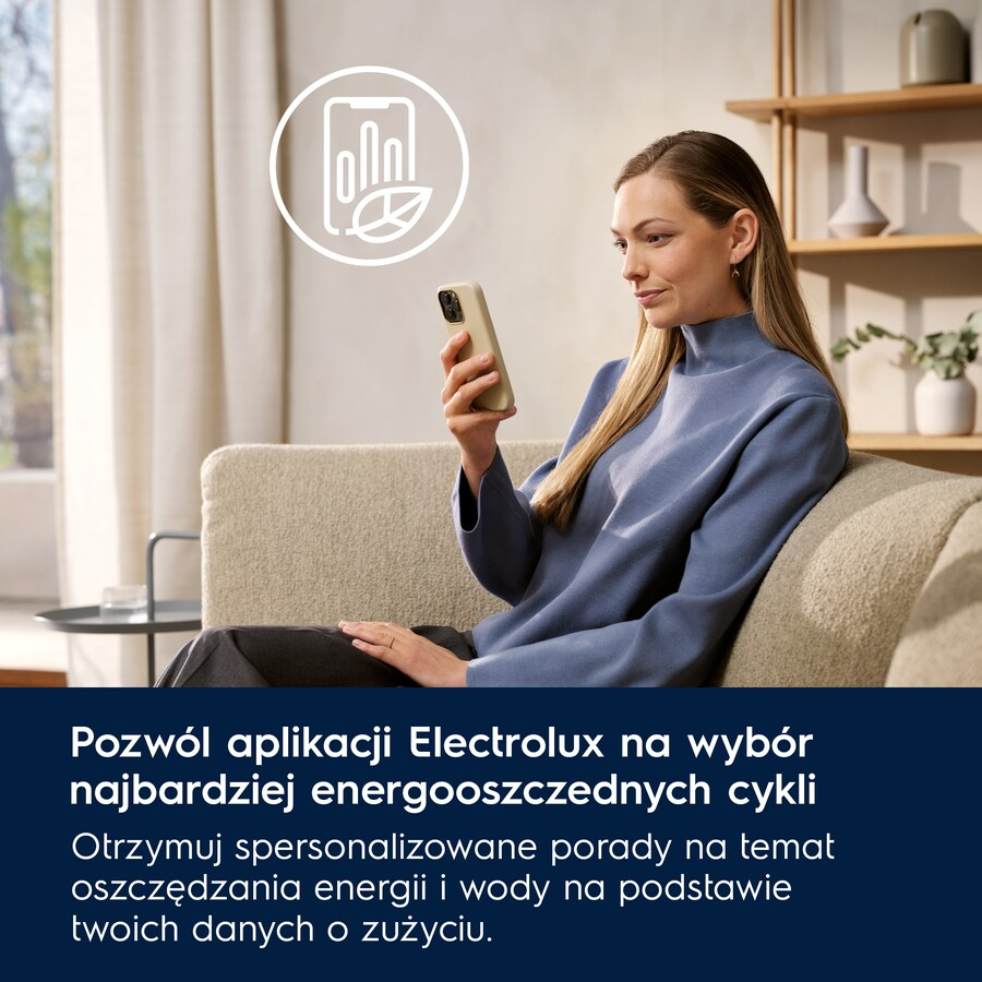 Kobieta na kanapie używa aplikacji w smartfonie, aby oszczędzać energię.