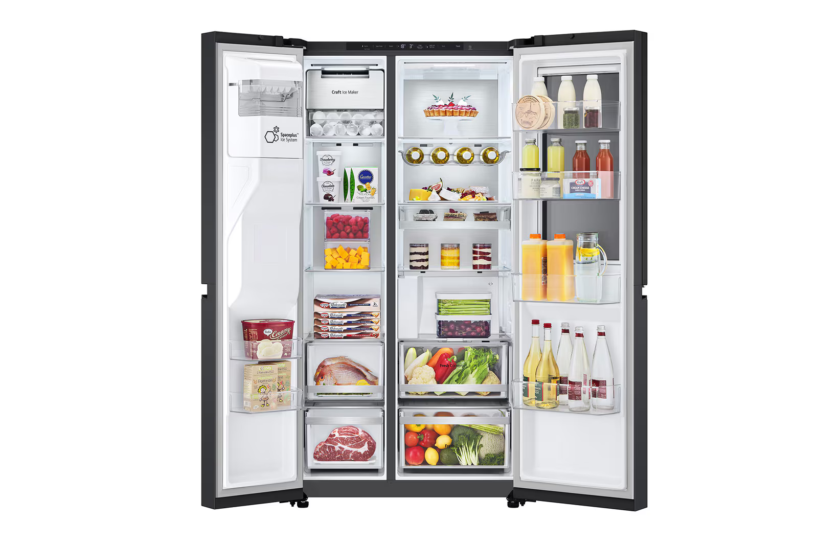 Ein moderner LG-Kühlschrank mit geöffneten Türen, der das Innere mit Lebensmitteln zeigt. Weißer Hintergrund.