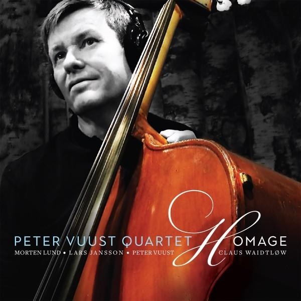 Albumcover mit einem Mann, der ein Cello hält. Es enthält den Text 'PETER VUUST QUARTET' und 'HOMAGE'.