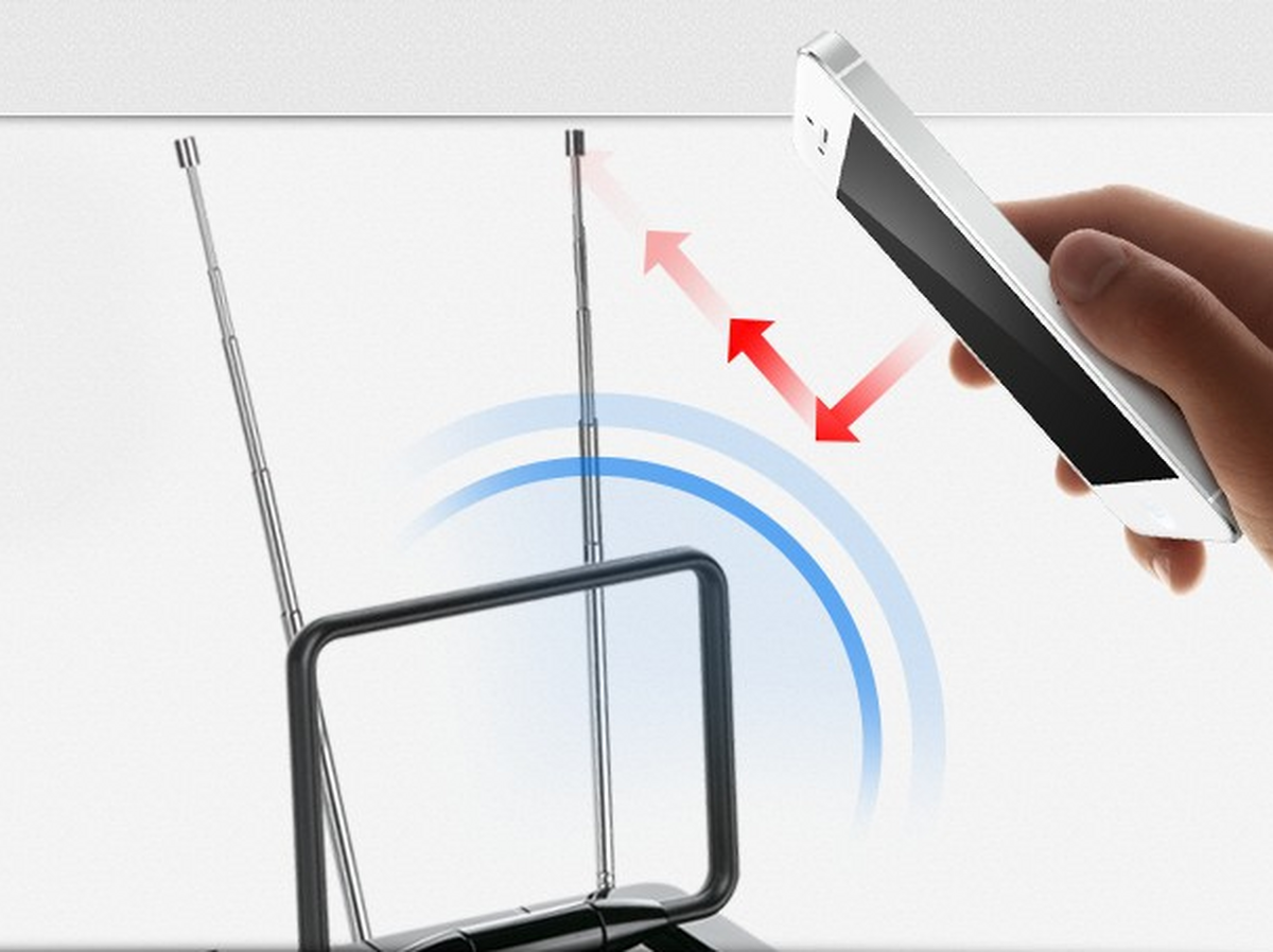 Mano sosteniendo teléfono blanco, apuntando a antena. Flechas rojas señal.