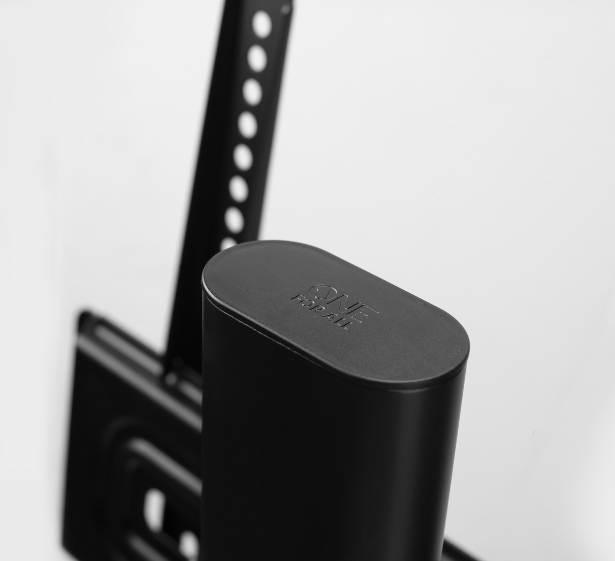 Primer plano de un componente negro de soporte de pared One For All TV, con el logotipo visible.