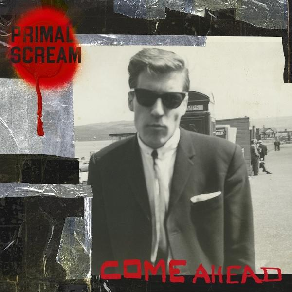 Pochette d'album. Homme en lunettes de soleil et costume. Peinture en aérosol rouge, photo en noir et blanc. 'Come Ahead' est visible.