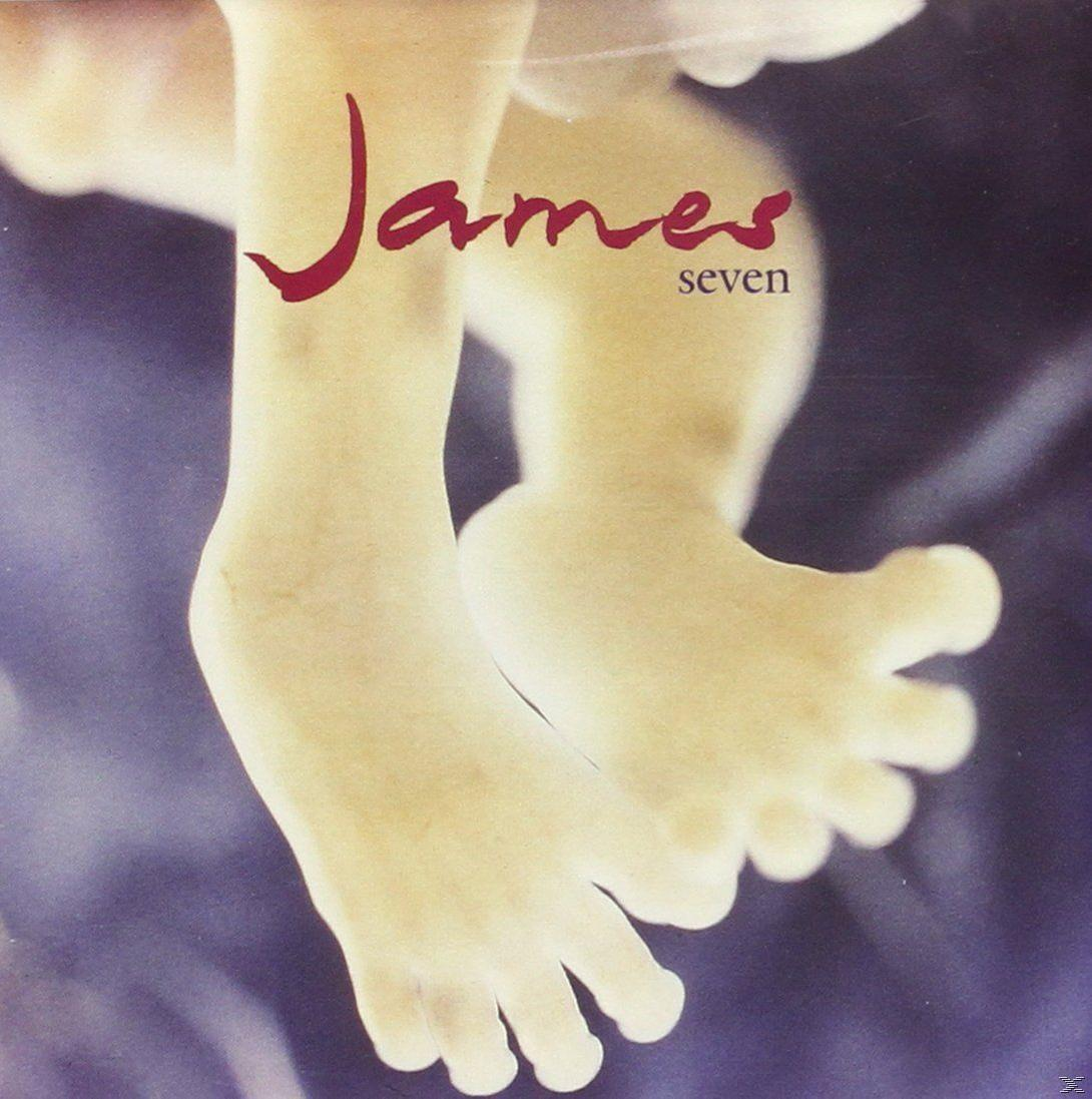 Babyfüße mit dem Namen James und der Zahl Sieben.