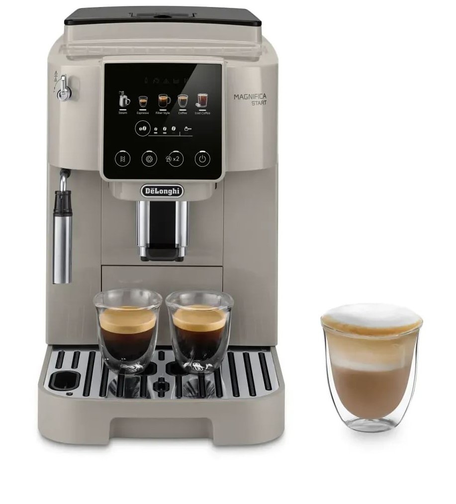 Egy bézs DeLonghi eszpresszó gép két eszpresszóval és egy latte macchiatóval poharakban.