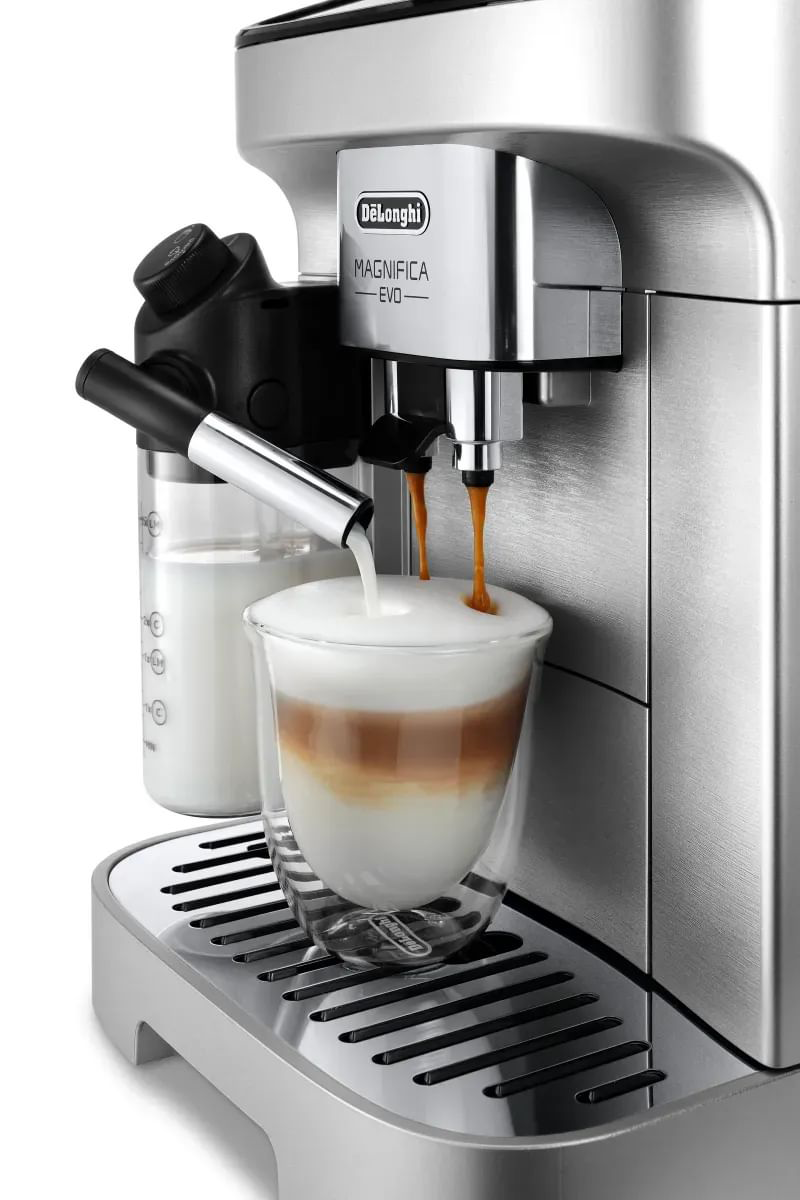 DeLonghi kávéfőző latte-t készít üvegpohárba.