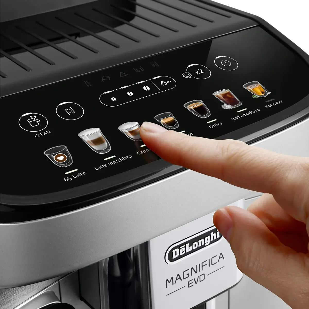 Egy ujj a Cappuccino gombot nyomja meg egy DeLonghi Magnifica Evo eszpresszó gépen.