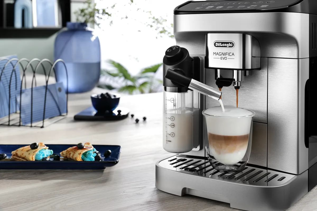 Egy DeLonghi kávéfőző, amely latte-t készít, tejjel.