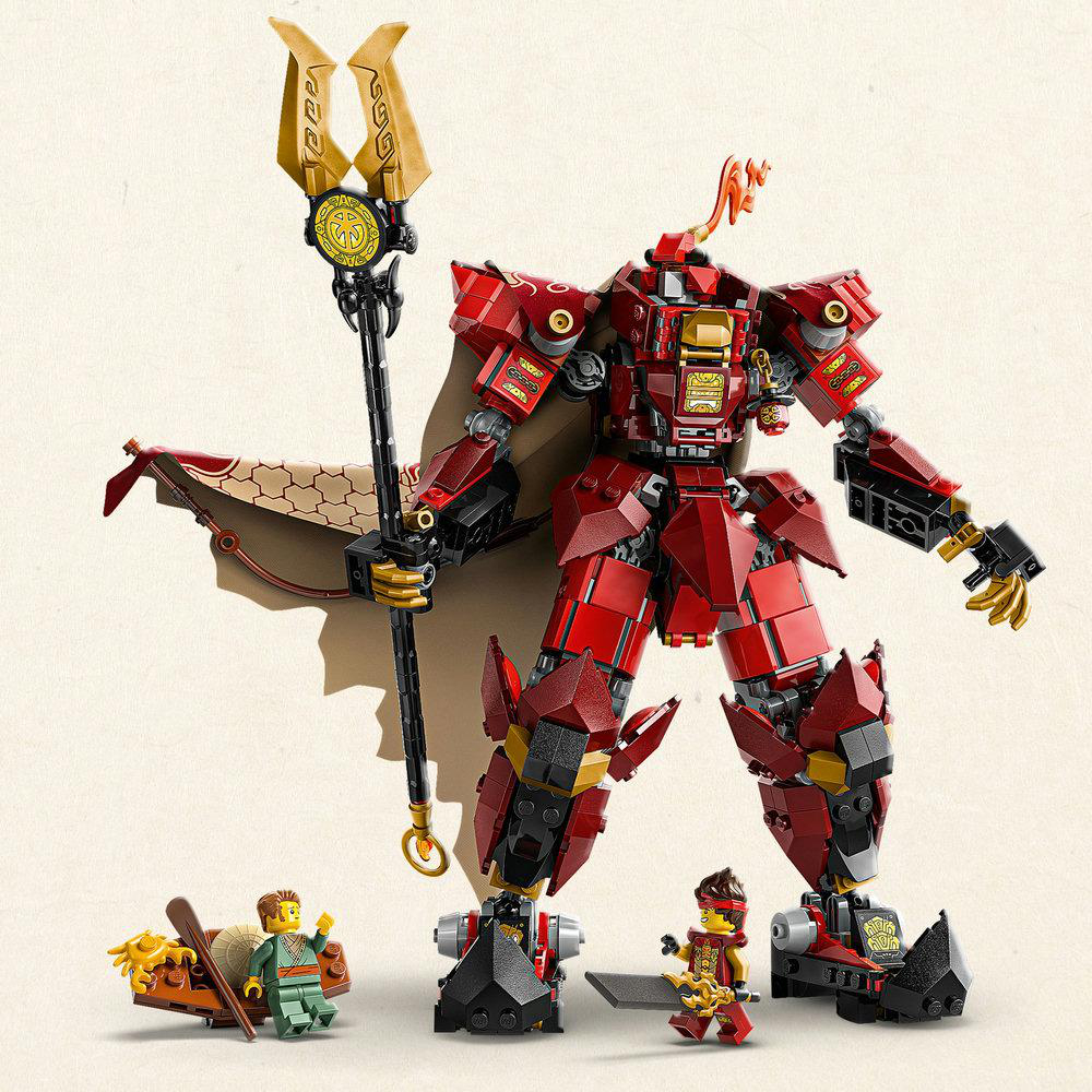 Ein roter Lego-Roboter mit goldenem Speer steht neben Lego-Figuren auf beigem Hintergrund.