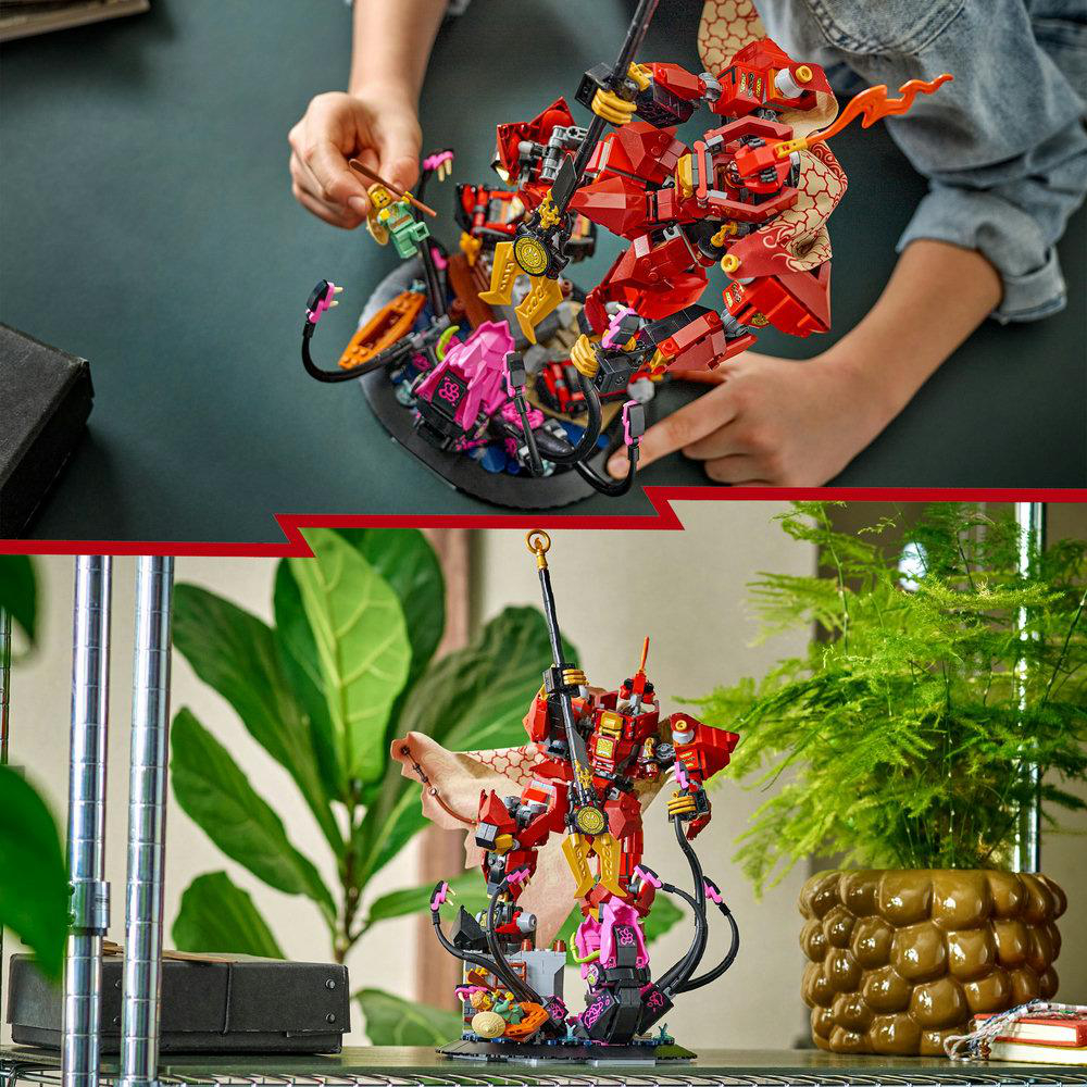 Das Bild zeigt ein rotes und goldenes LEGO-Roboterset auf einem schwarzen Sockel, das von Händen zusammengebaut oder präsentiert wird.