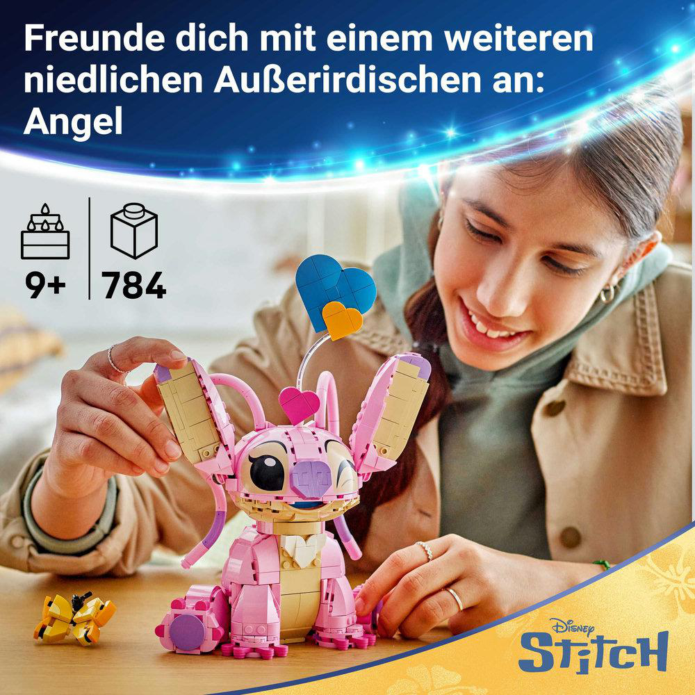 Ein Mädchen baut ein Lego-Set von Disneys Angel. Das Set ist rosa und lila, mit einem gelben Flugzeug im Hintergrund.