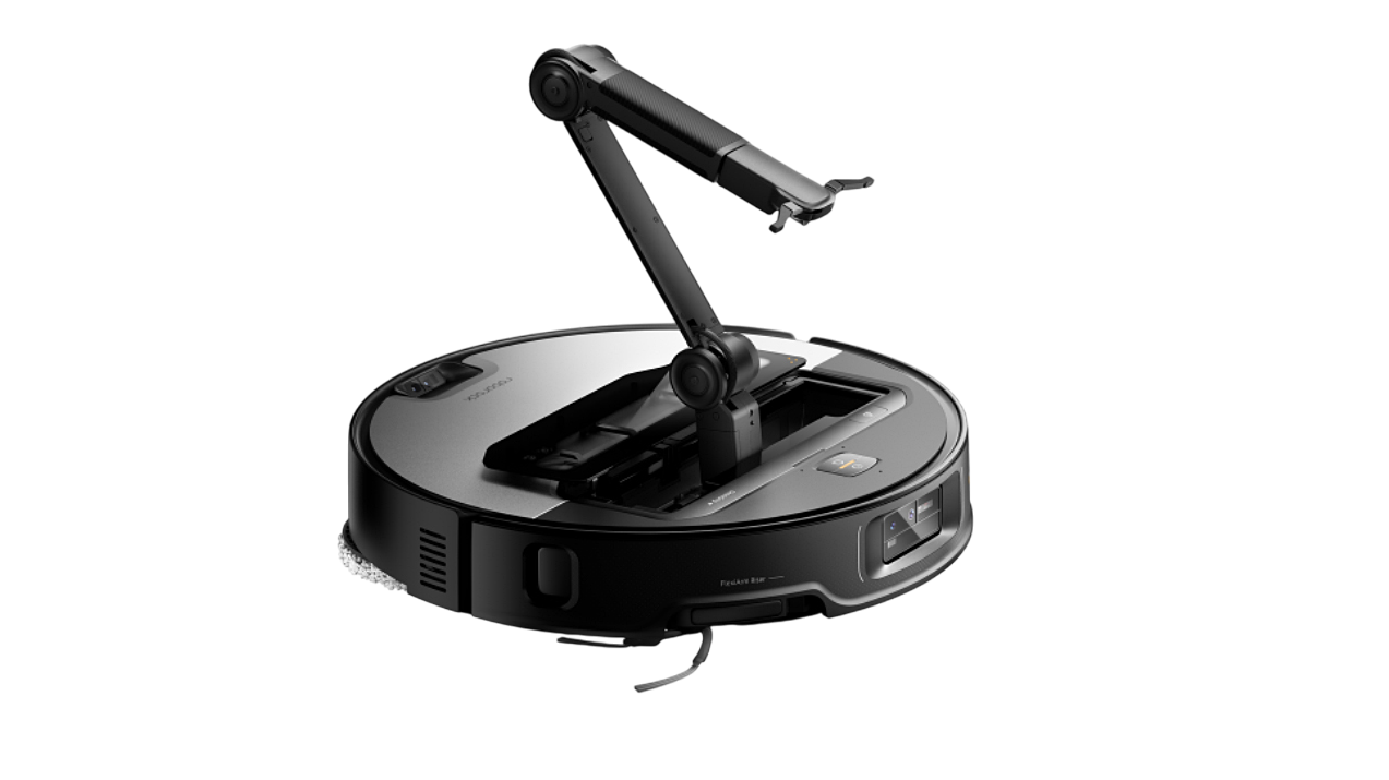 Siyah bir arka plan üzerinde, üzerine robotik bir kol takılı bir robot süpürge.