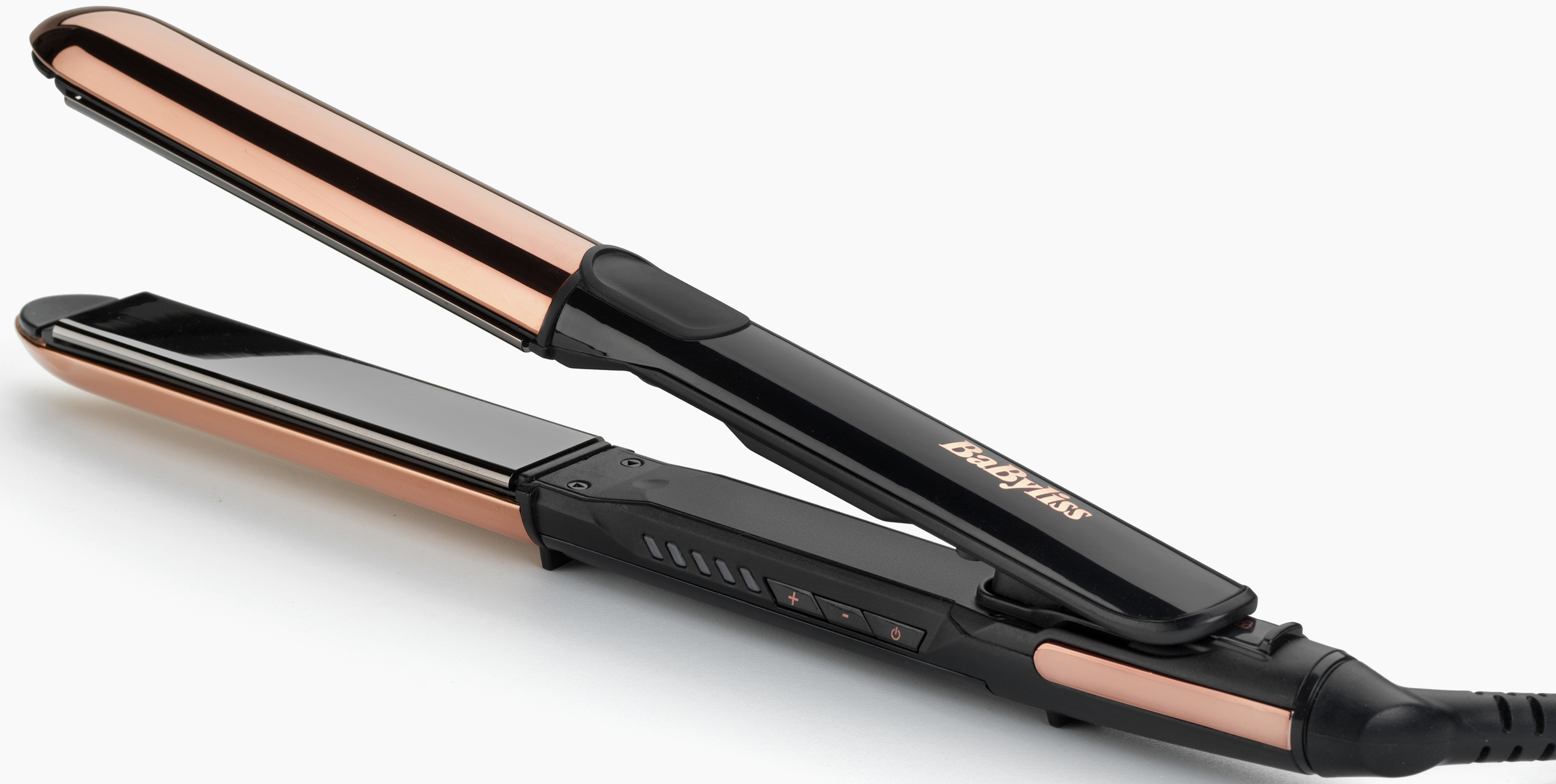 Una piastra per capelli Babyliss nera con piastre in oro rosa su sfondo bianco.
