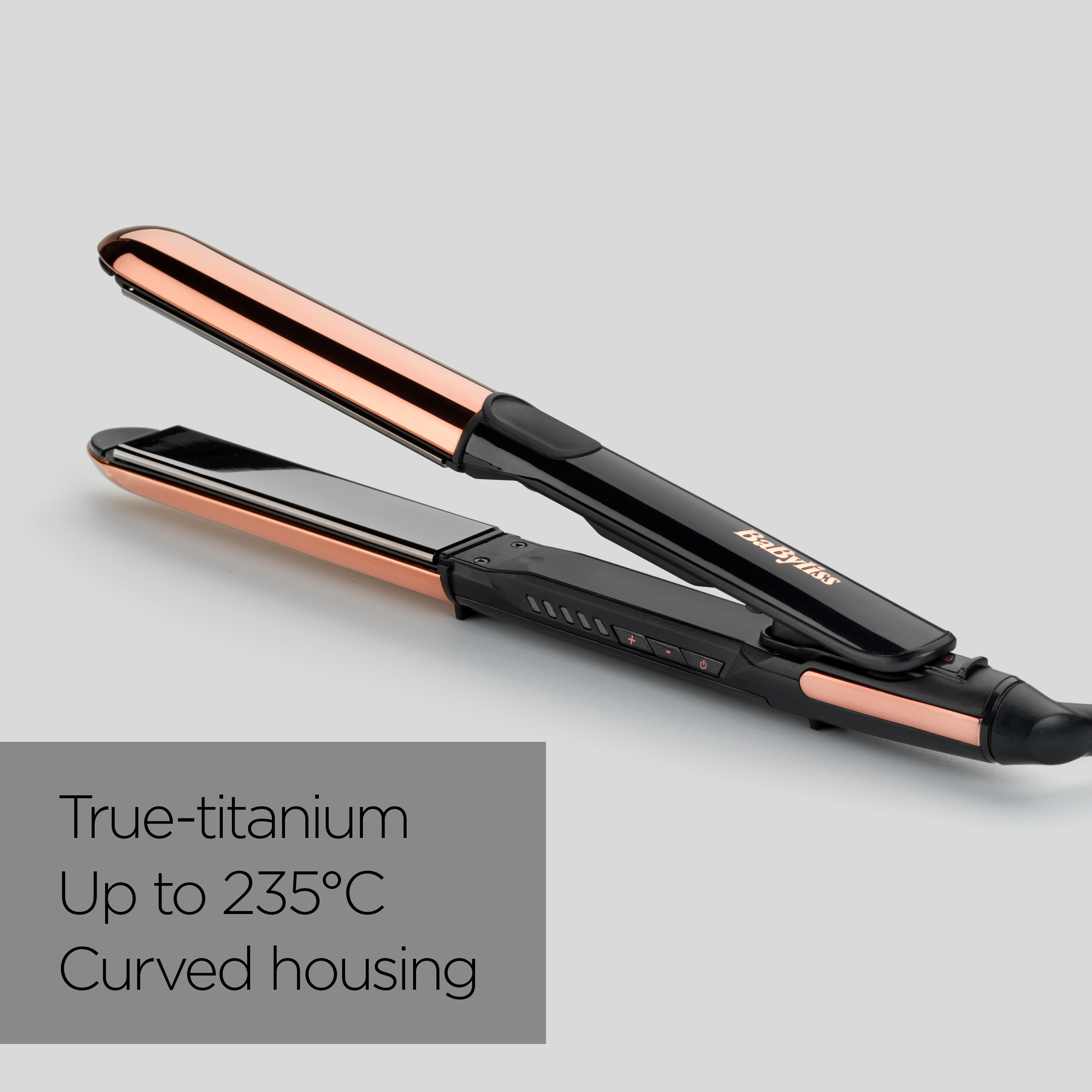 Primo piano di una piastra per capelli Babyliss nera e rame su sfondo grigio.