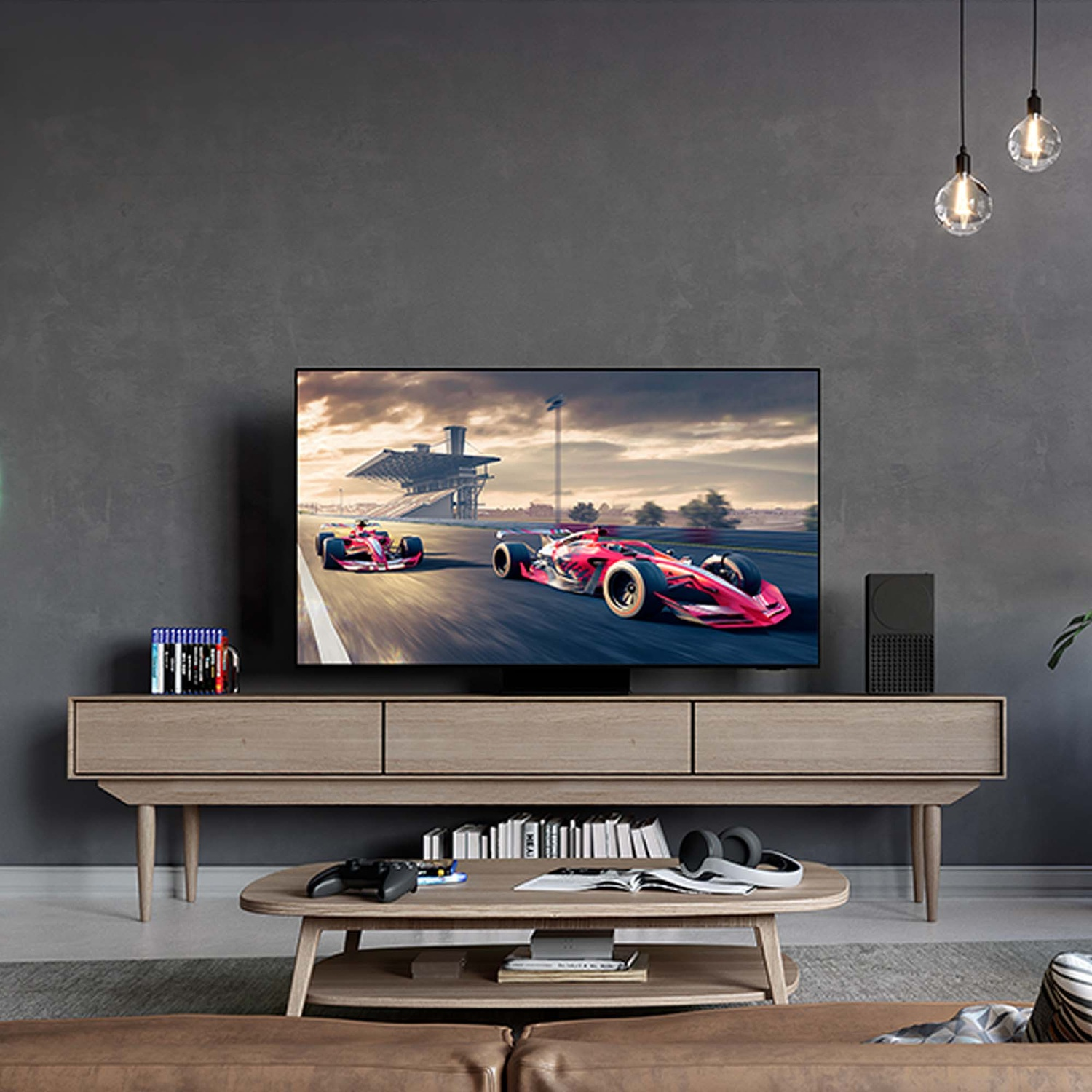 Soggiorno con TV che mostra una gara automobilistica, su un mobile in legno.