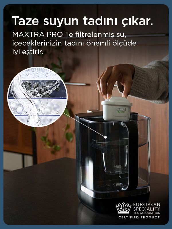 Bir kişi su filtresini kahve makinesine yerleştiriyor.