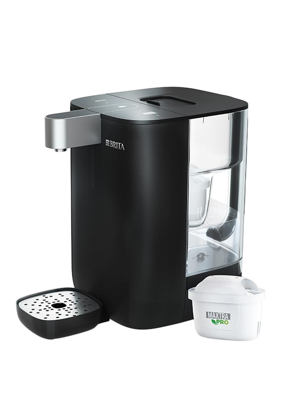 Siyah arka planda filtre kartuşu olan siyah bir Brita su sebili.